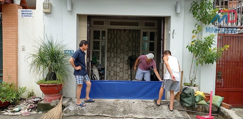 Lắp đặt cửa chống ngập nước bằng vải bạt Tarpaulin Minh Dũng cho hộ gia đình