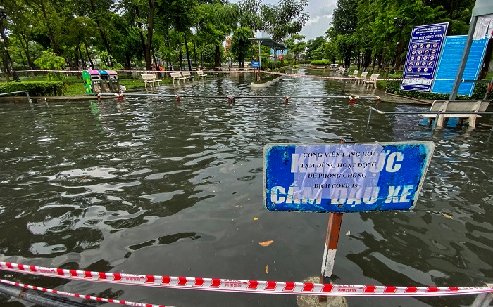 Nước ngập sâu tại công viên Làng hoa Gò Vấp. Hiện công viên đã ngưng hoạt động do thực hiện giãn cách xã hội.