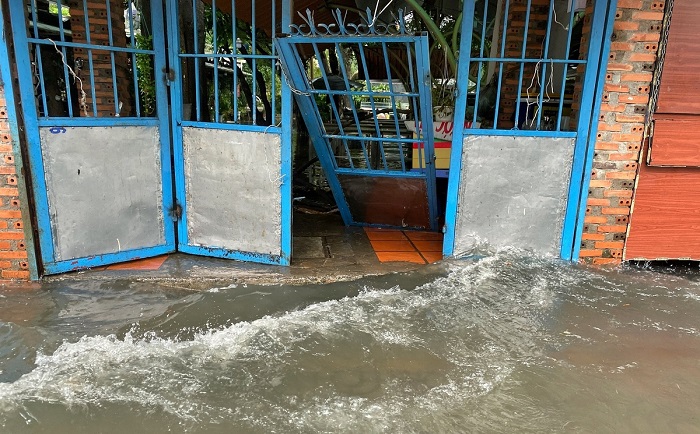 Cánh cửa của một quán ăn trên đường Cây Trâm bị sóng nước đánh sập
